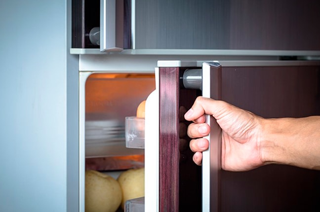 guardar alimentos em potes plasticos na geladeira